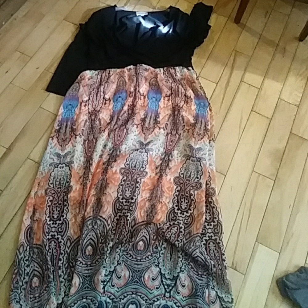 Beautiful maxi dress long sleeves great for holida